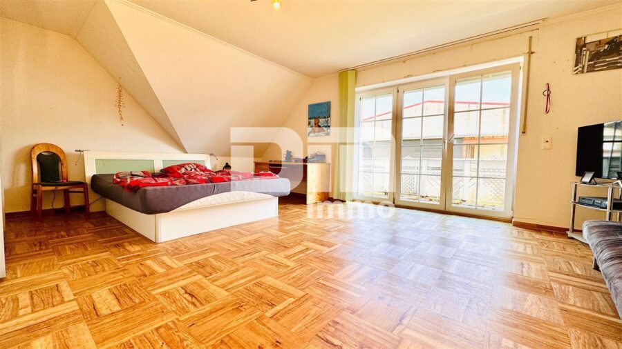 Hochklassiges Einfamilienhaus mit Einliegerwohnung in Bestlage auf großem Traumgrundstück - OG / DG Schlafzimmer / Zugang Balkon